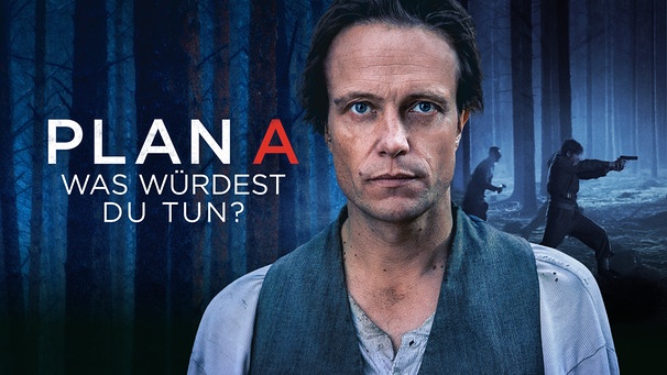 Max (August Diehl), im Wald hinter ihm zielen Menschen mit Waffen | Bild: Rechte: CAMINO FILMVERLEIH 2021, Montage: BR
