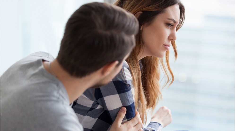 Eine Mann entschuldigt sich bei seiner Ehefrau, beide sitzen nebeneinander. Ihr habt euch falsch verhalten und wollt euch entschuldigen? Wir erklären euch, wie ihr eine gute Entschuldigung formuliert und um Verzeihung bitten könnt. | Bild: Wochit/ Getty Images