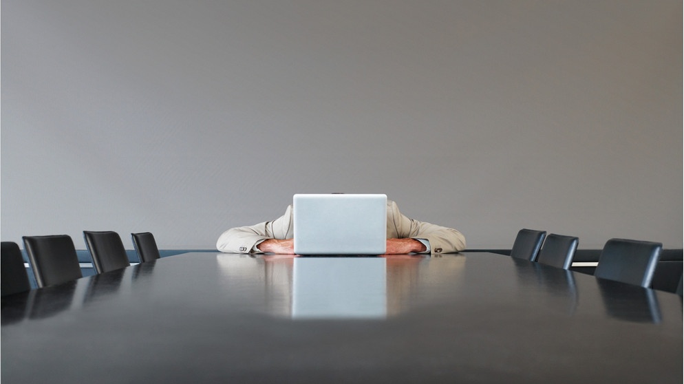 Ein Mann versteckt sich hinter seinem Laptop. Ihr habt einen Fehler gemacht und macht euch Vorwürfe deswegen? Wir alle scheitern nicht gerne und tun uns schwer mit Misserfolgen umzugehen. Dabei können wir an ihnen wachsen und Scheitern auch als Chance sehen.  | Bild: Wochit/Getty Images