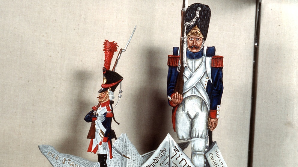 Zwei einbeinige Zinnfiguren aus dem Andersen-Märchen "Der standhafte Zinnsoldat" | Bild: picture-alliance/dpa