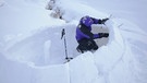 Ein Iglu wird aus Eisblöcken gebaut. | Bild: picture alliance/prisma