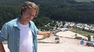 Der Sand-Check / Checker Tobi auf dem Monte Kaolino. | Bild: BR/megaherz gmbh/Mattias Meinl
