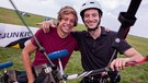 Der Wind-Check / Checker Tobi (links) mit Kite-Landboarder Yannick. | Bild: BR/megaherz gmbh/Hans-Florian Hopfner