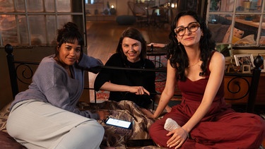 Von links: Salka Weber (Rolle: Maya), Katharina Bischof (Regie) und Şafak Şengül (Rolle: Sema). | Bild: BR/Kineo Film GmbH/Lars Nitsch