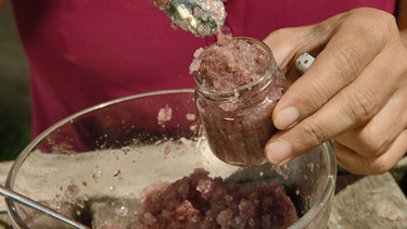 Kletter-Rosen und Rosen-Peeling im Querbeet-Garten mit Sabrina NItsche | Bild: BR / Marion Heinz