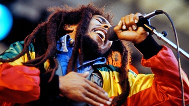 Bob Marley tritt im Münchner Reitstadion auf und singt seine Reggae Songs. | Bild: picture alliance / Sammy Minkoff | Sammy Minkoff