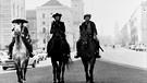Bei dem Versuch, ihre Faschingsrollen als die Cowboys Zappata, Zorro und Gringo über ein ganzes Wochenende durchzuspielen, kommen die Freunde in immer größere Schwierigkeiten. Werden sie alle den langen Weg nach Sacramento durchstehen? Von links: Achmed (Towje Kleiner), Tscharli (Günther Maria Halmer) und Gustl (Frithjof Vierock) reiten durch das "Tal des Todes". | Bild: BR/Intertel Television GmbH