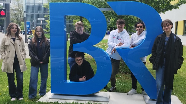 Schülergruppe mit BR Logo | Bild: BR / Lara Deckert